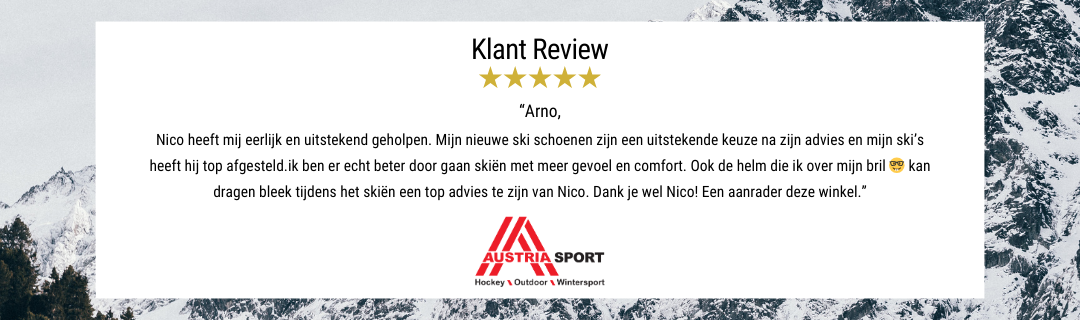 5 sterren review voor skischoenen op maat. Je ziet een witte balk met de tekst van de review. Met 5 sterren en een wintersportachtergrond.